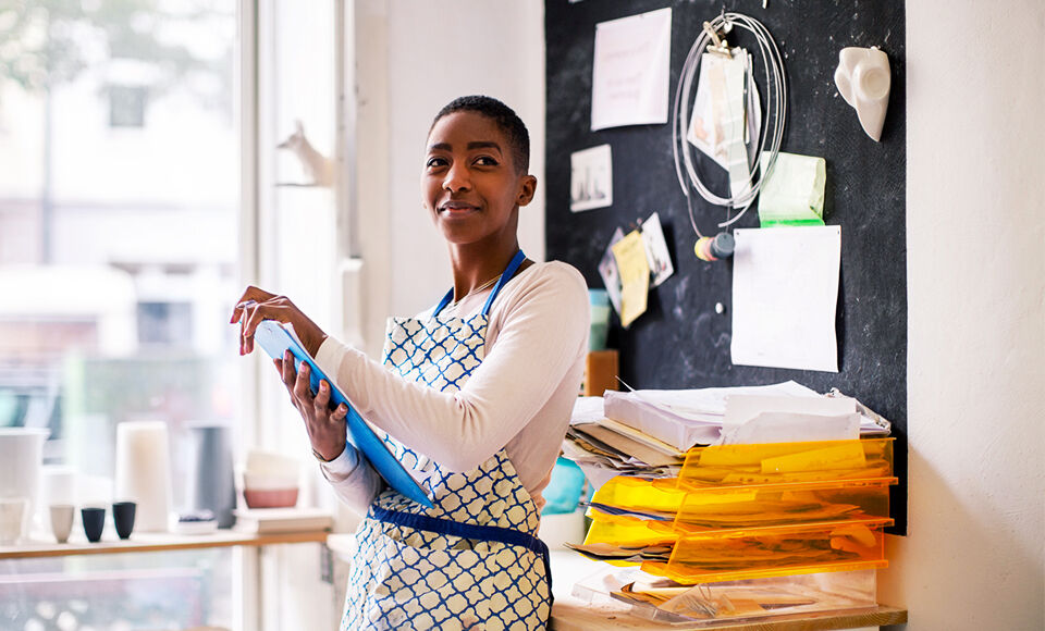 femme commer&ccedil;ante vente magasin