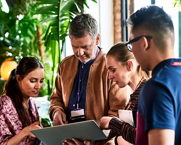 employés tablette bureau professionnel