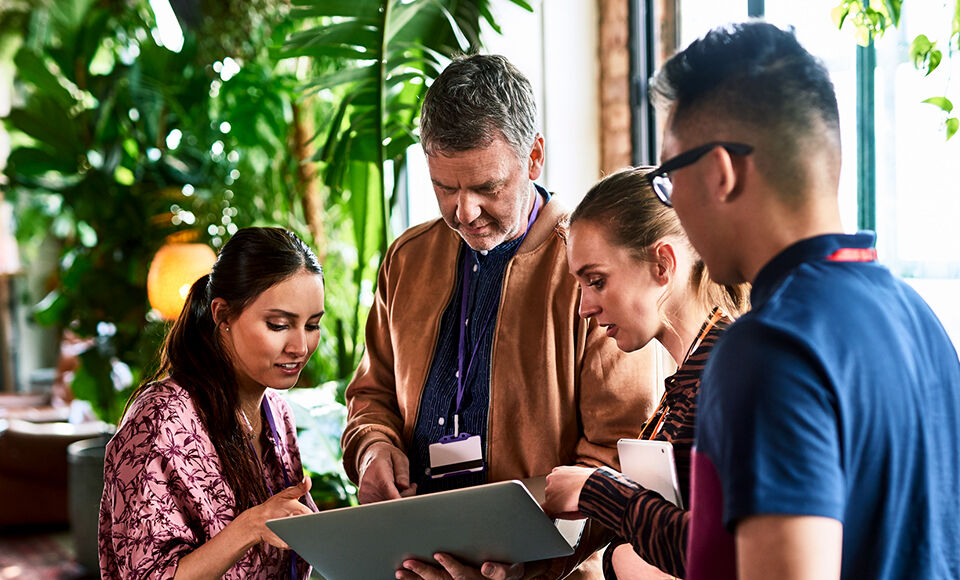 employés tablette bureau professionnel