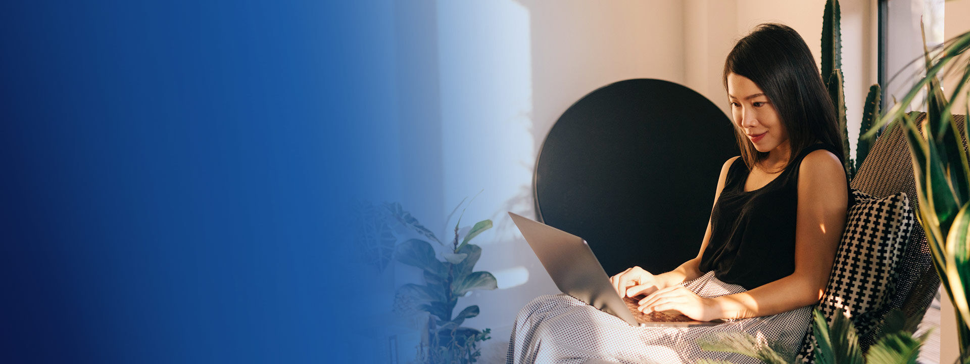 banniere jeune femme active travaillant sur un ordinateur dans un patio