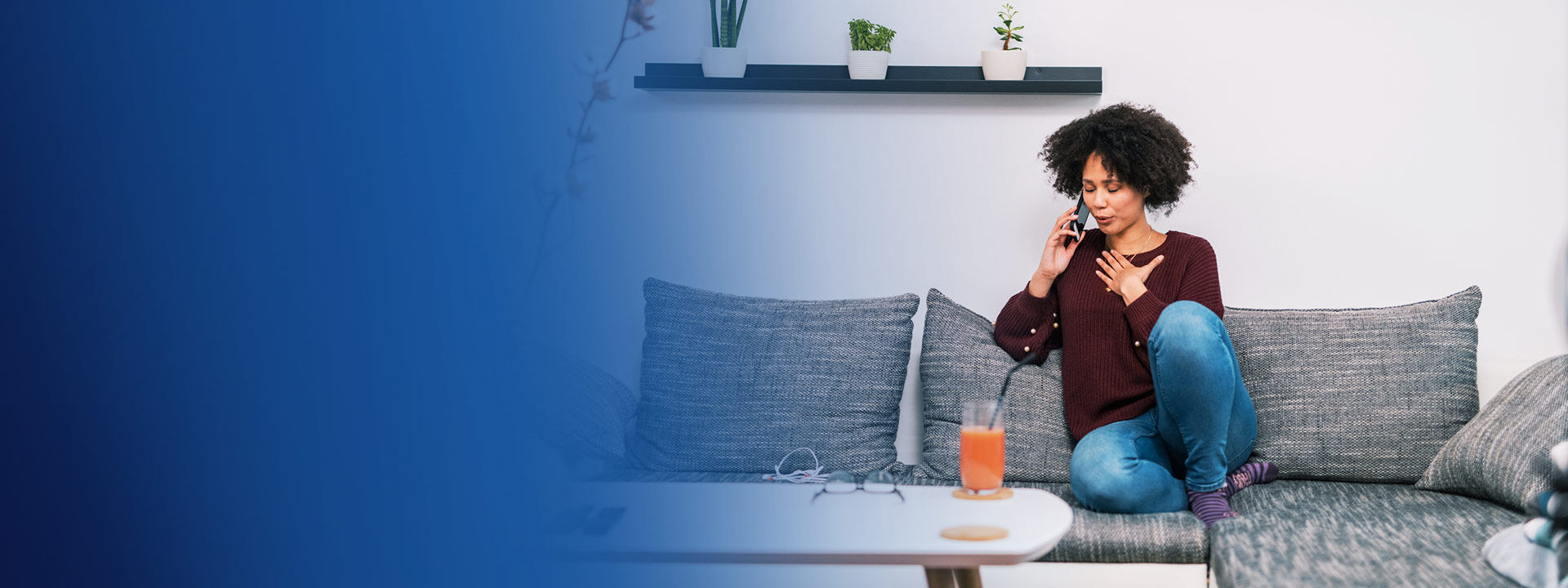 banniere jeune femme t&eacute;l&eacute;phonant assise dans son salon