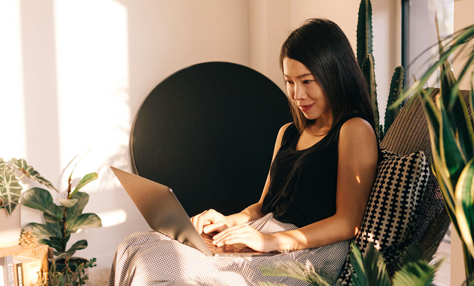 jeune femme active travaillant sur un ordinateur dans un patio
