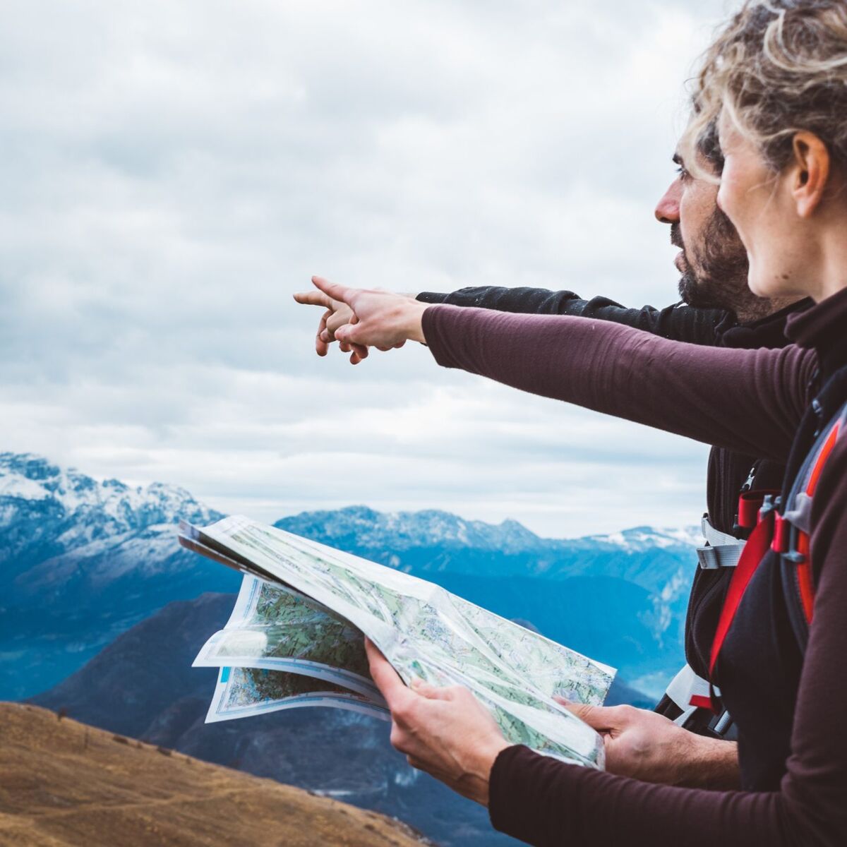 Couple de randonnée avec carte en montagne