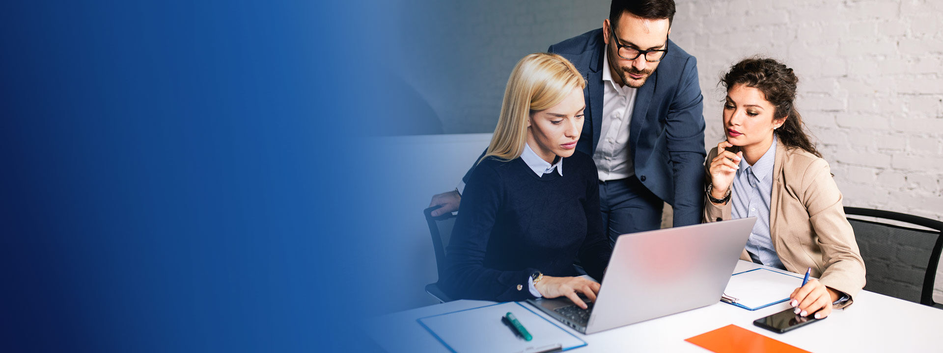 employ&eacute;s bureau ordinateur professionnel