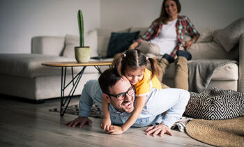 famille en train de jouer au salon
