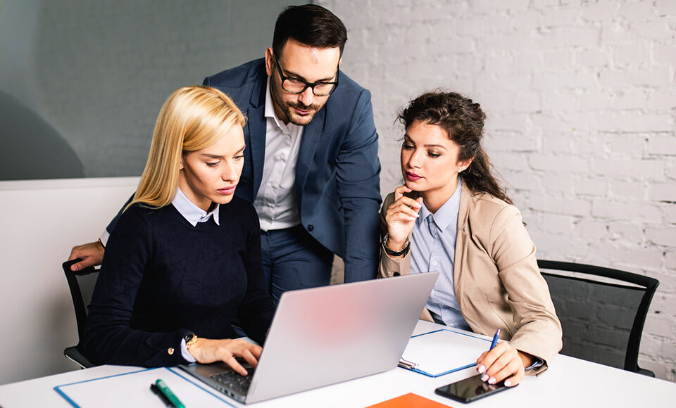 employés bureau ordinateur professionnel