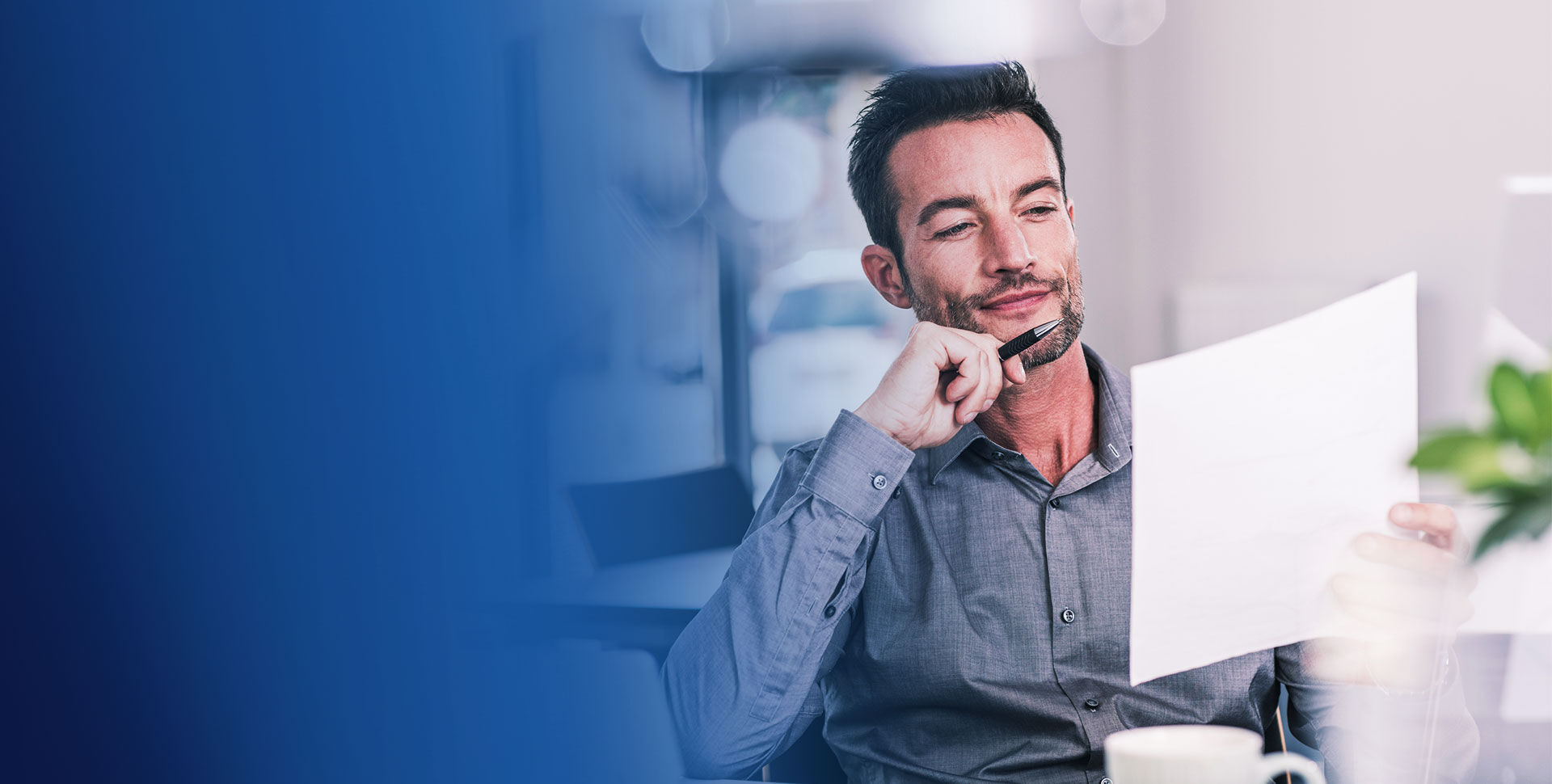 banniere jeune homme regardant une facture