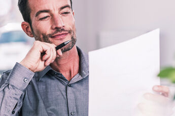 jeune homme regardant une facture