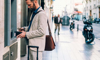 jeune homme Retire de l’argent au distributeur sans carte bancaire