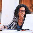 jeune femme a lunettes regardant un contrat
