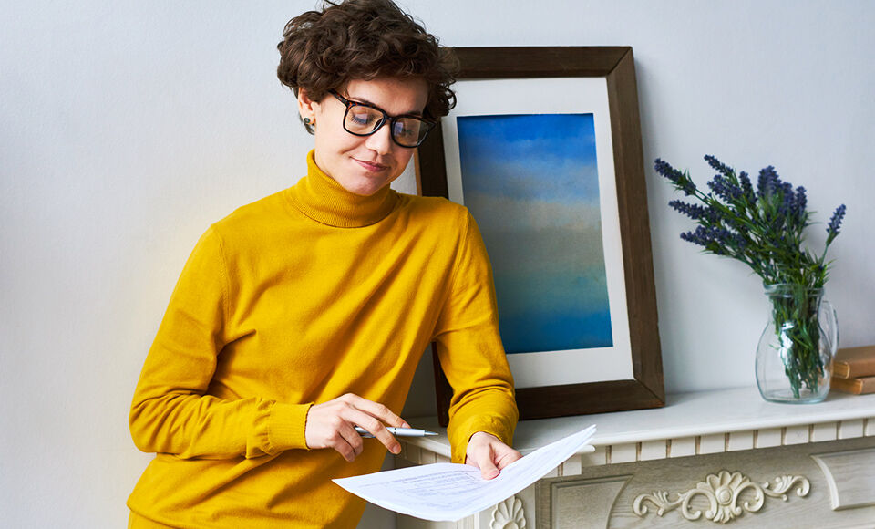 jeune femme a lunettes signant un contrat