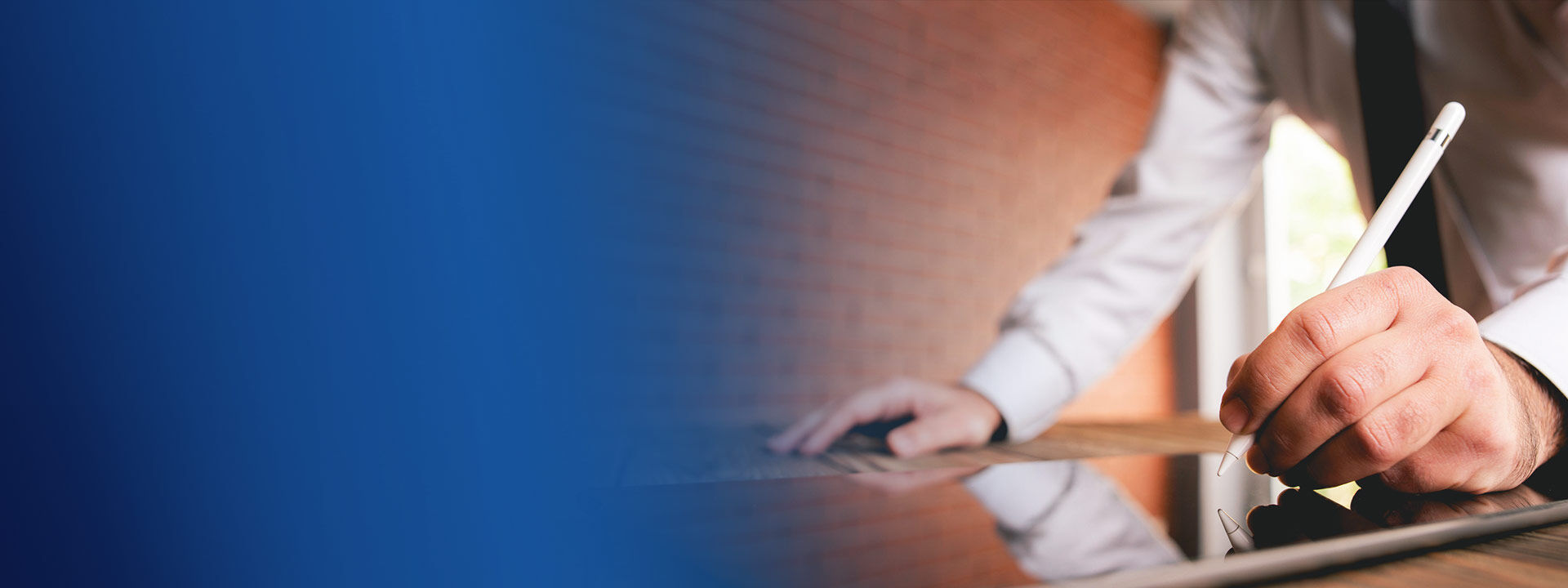 banniere jeune femme signant sur tablette