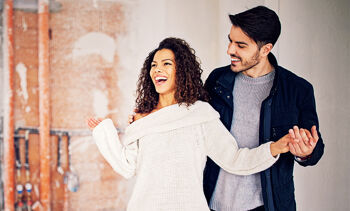 jeune homme et jeune femme dansant