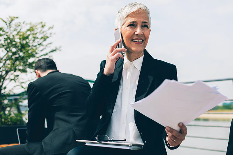 femme document franchise professionnel