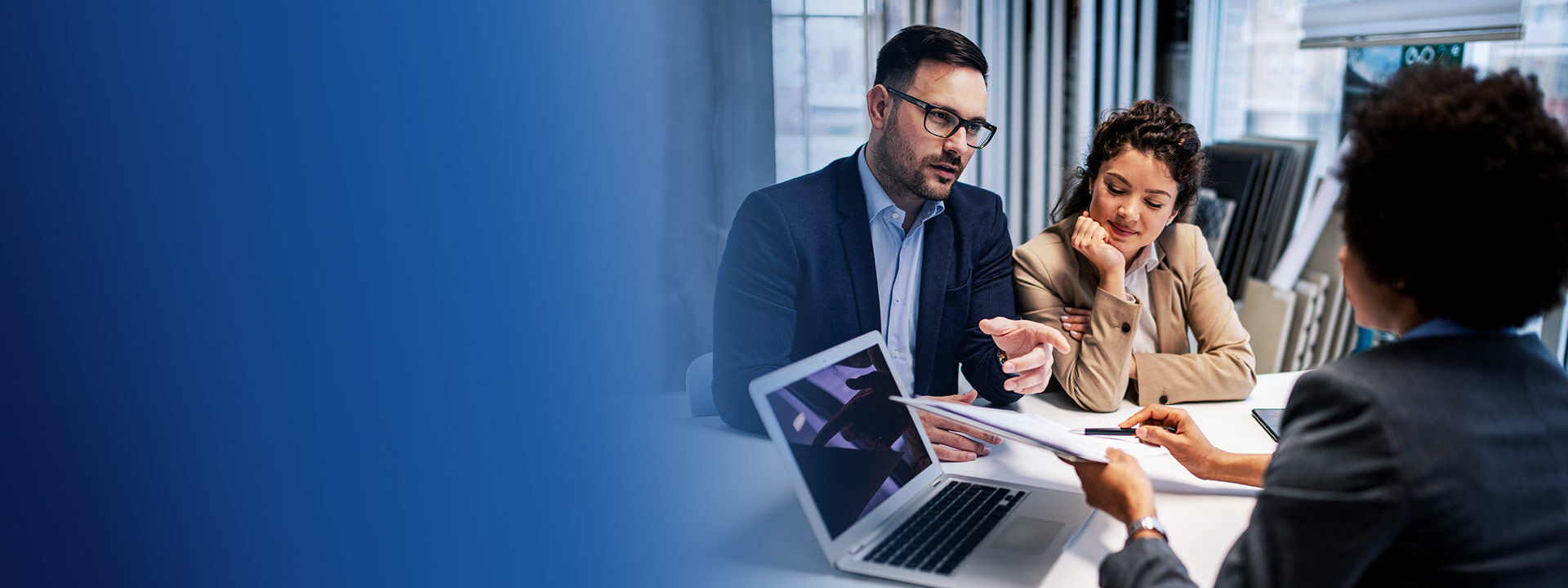 employ&eacute;s bureau ordinateur professionnel