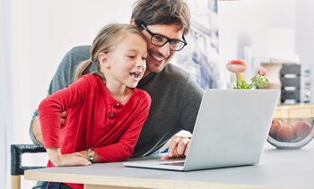 banniere Pere montrant ordinateur à sa fille