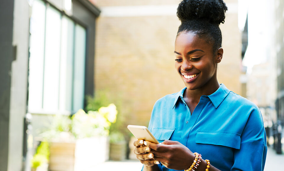 femme smartphone application rue