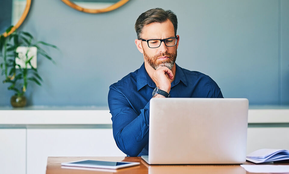 homme entrepreneur pensant devant un ordinateur