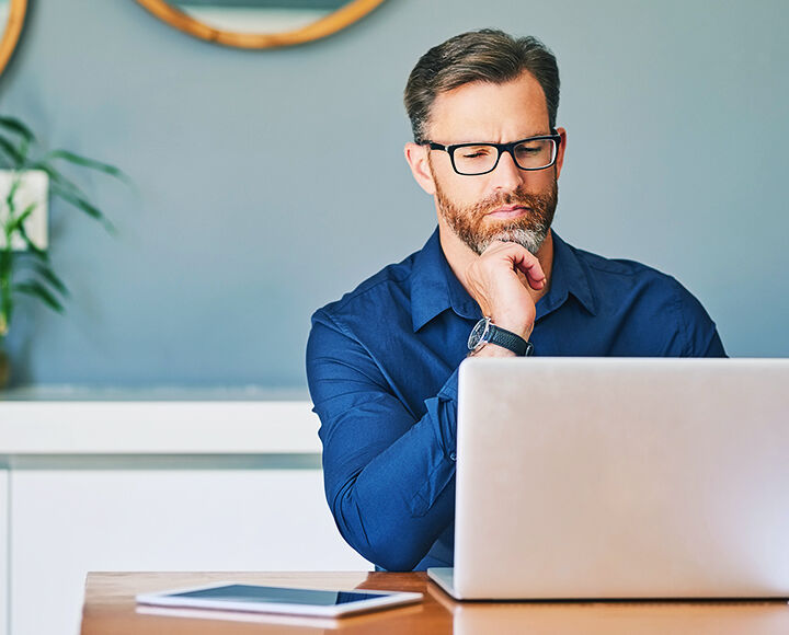 homme entrepreneur pensant devant un ordinateur