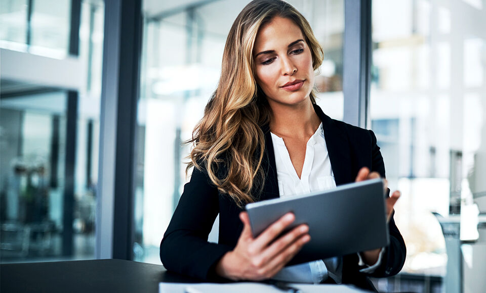 femme tablette bureau professionnel