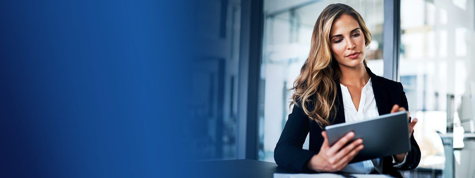 femme tablette bureau professionnel