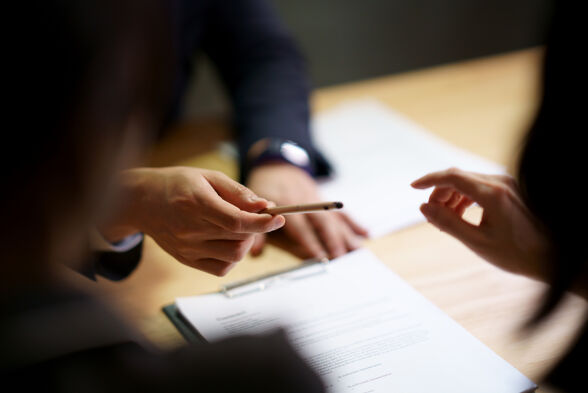 Signer un accord de contrat dans les affaires