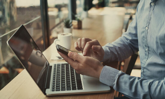 médias sociaux, gros plan des mains tenant un smartphone dans un café, banque en ligne, homme d'affaires avec internet mobile