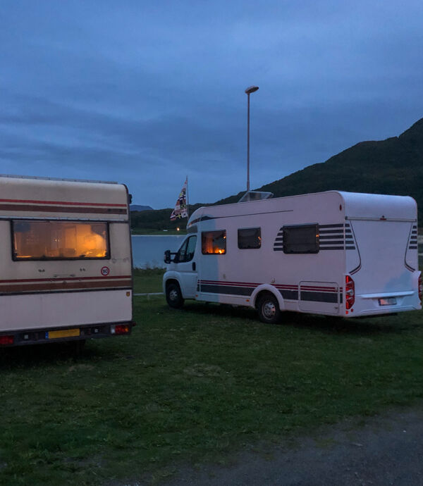 Camping-cars garés à la plage des Lofoten