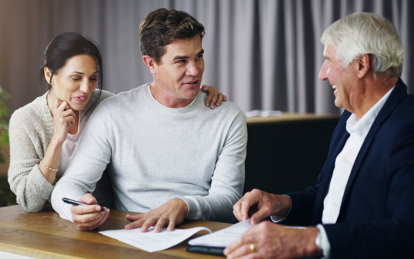 réunion de jeune couple avec un consultant mûr