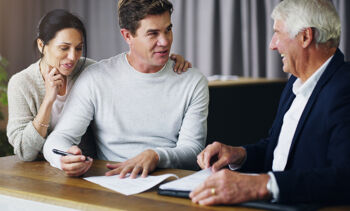 réunion de jeune couple avec un consultant mûr