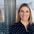 Portrait d'une femme d'affaires mature et confiante travaillant dans un bureau moderne