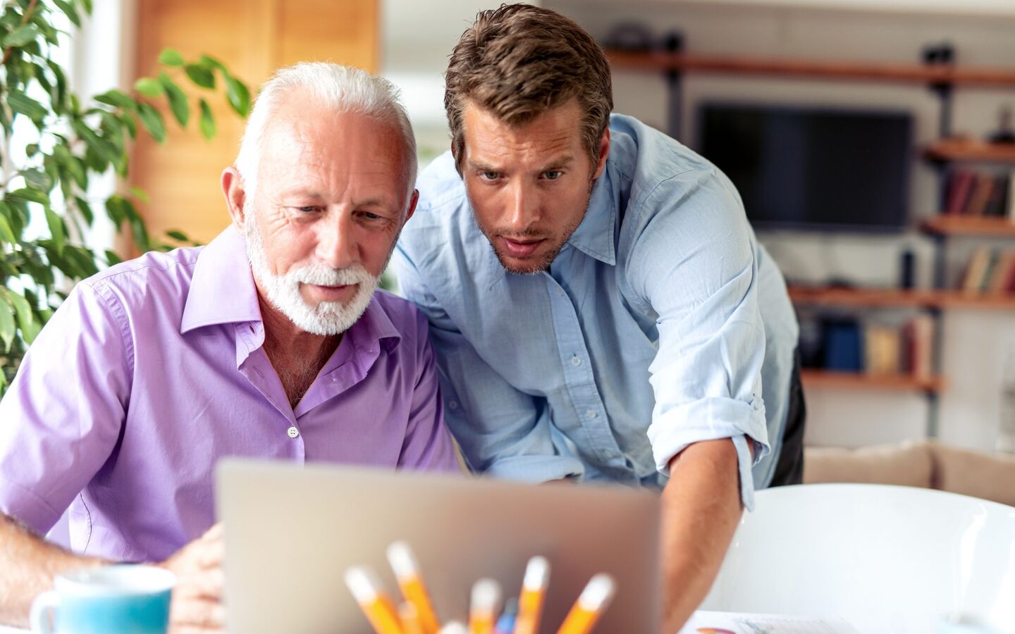 Image de deux hommes d'affaires discutant d'un nouveau projet dans un bureau moderne.