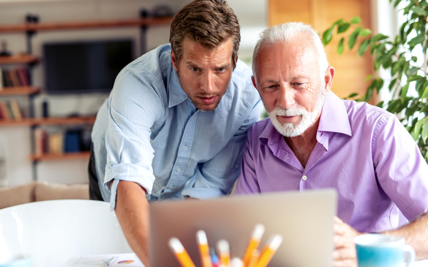 Image de deux hommes d'affaires discutant d'un nouveau projet dans un bureau moderne.