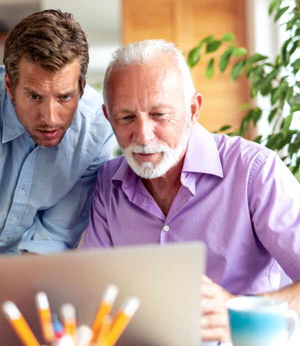 Image de deux hommes d'affaires discutant d'un nouveau projet dans un bureau moderne.