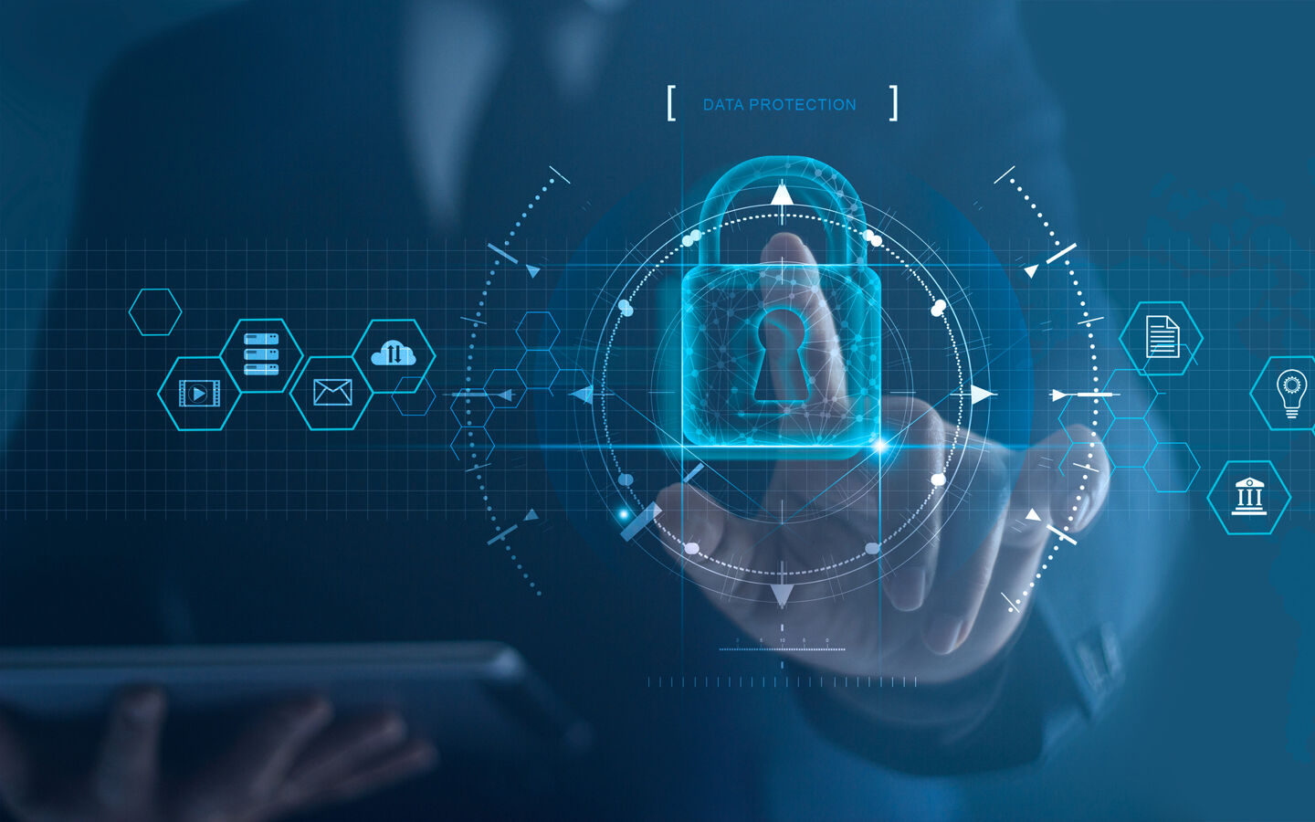 Réseau de cybersécurité. Icône de cadenas et mise en réseau de la technologie Internet. Homme d'affaires protégeant les informations personnelles sur la tablette et l'interface virtuelle. Concept de confidentialité de la protection des données. RGPD. UE.