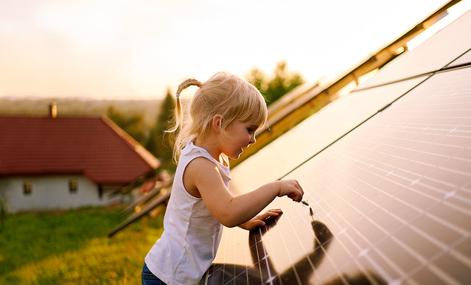 Rénovation énergétique petite fille panneaux photovoltaïque