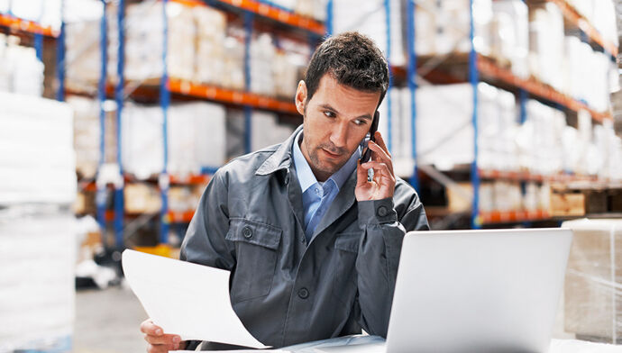 homme ouvrier travaillant devant ordinateur