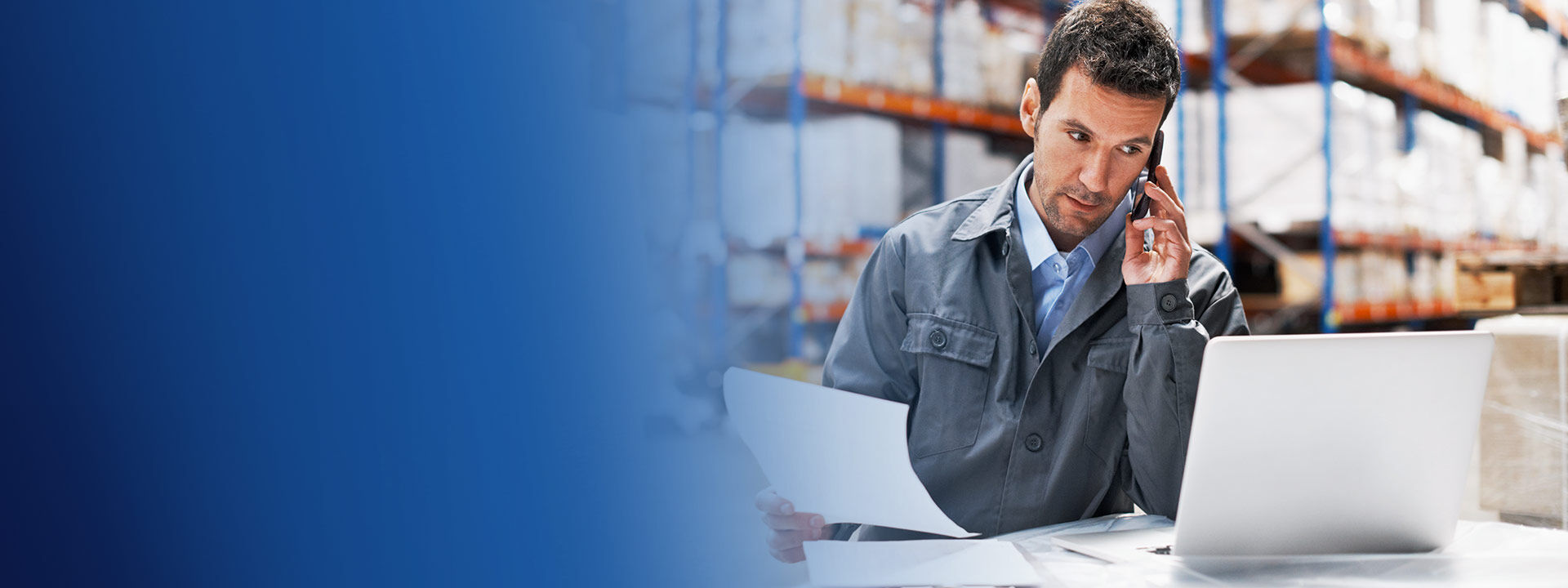 banniere homme ouvrier travaillant devant ordinateur