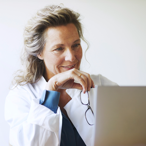 femme m&eacute;decin ordinateur professionnel