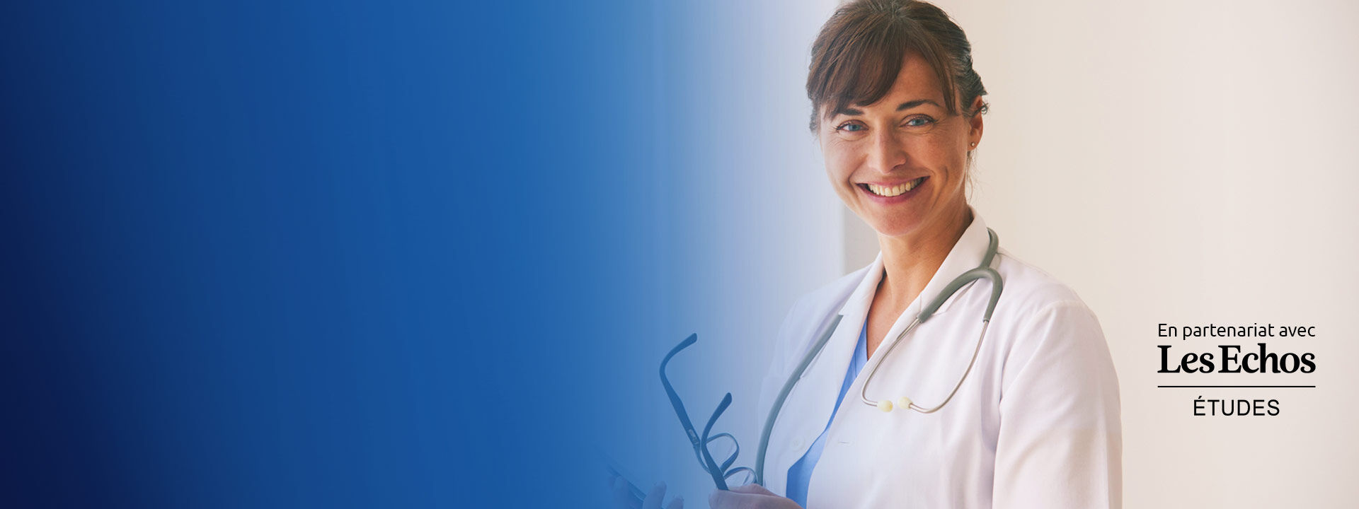 m&eacute;decin femme souriant avec des lunettes
