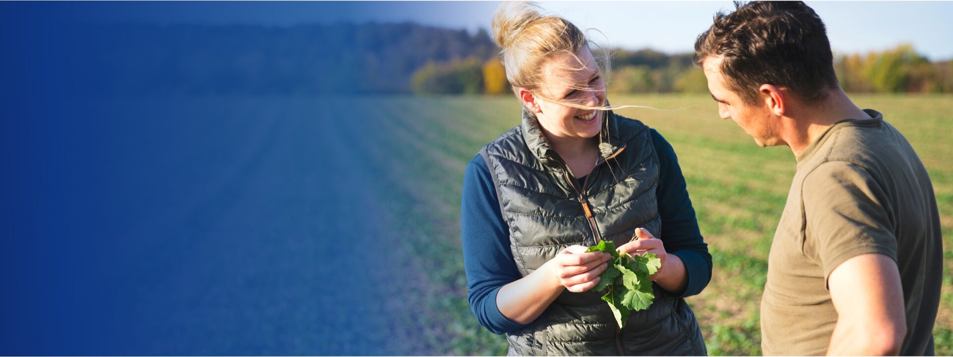 banniere femme souriant et homme agriculteurs discutant dans un champs