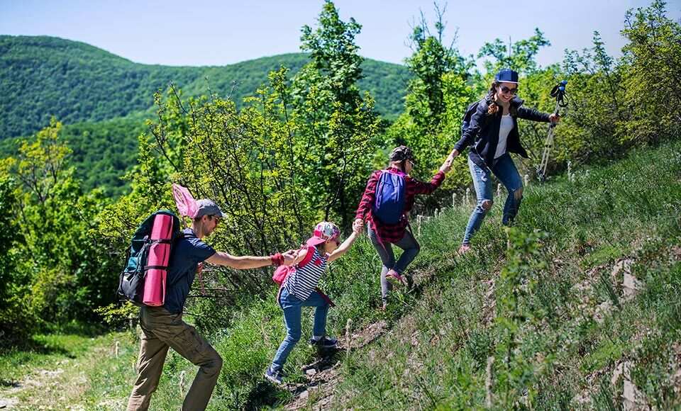 famille en train de faire une randonn&eacute;e dans la nature