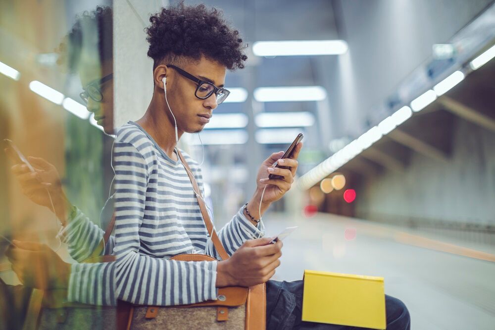 jeune homme utilisant et payant avec sa carte de credit