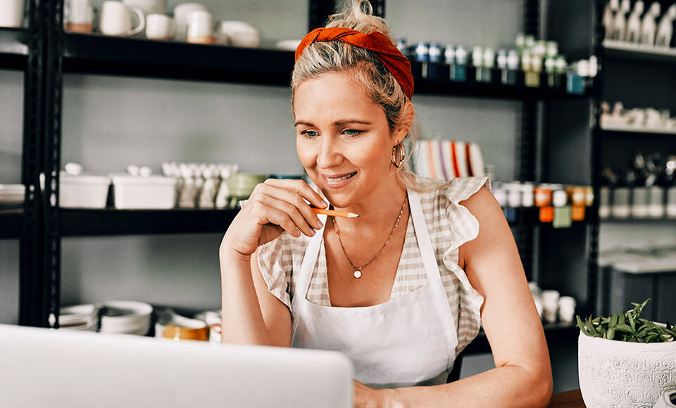 femme vendeuse peintre professionnel souriant ordinateur