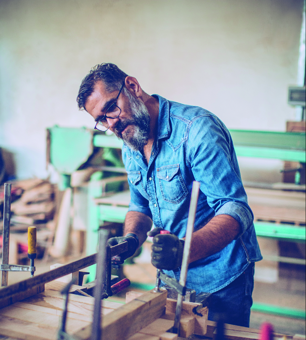 homme barbu mures artisan dans atelier