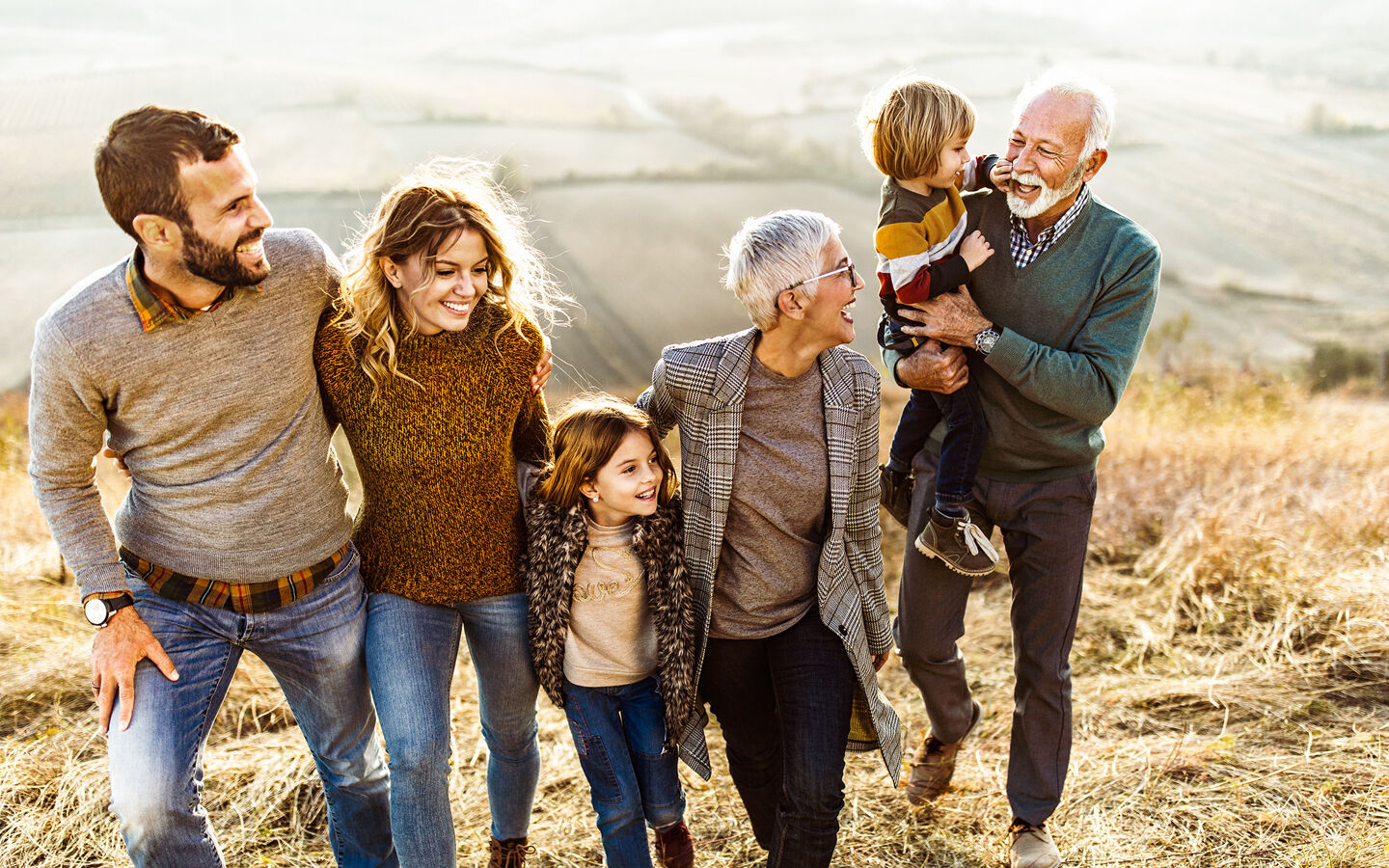 famille souriant couple parent couple grands parents et enfant