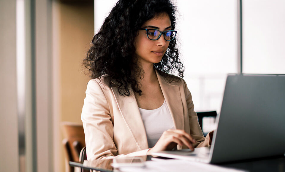 femme lunettes souriante professionnelle assise bureau