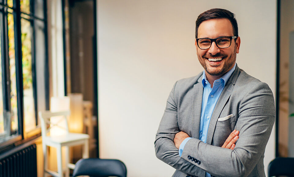 homme lunette souriante professionnel assis