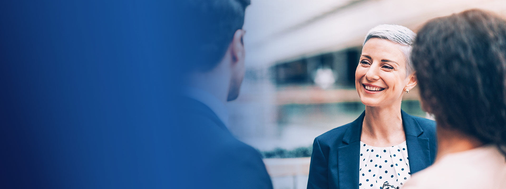 banniere femme souriante professionnelle discutant