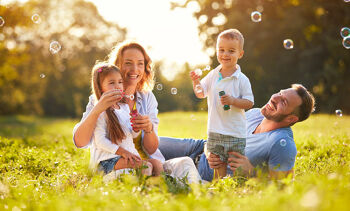 famille homme femme enfant dans la nature